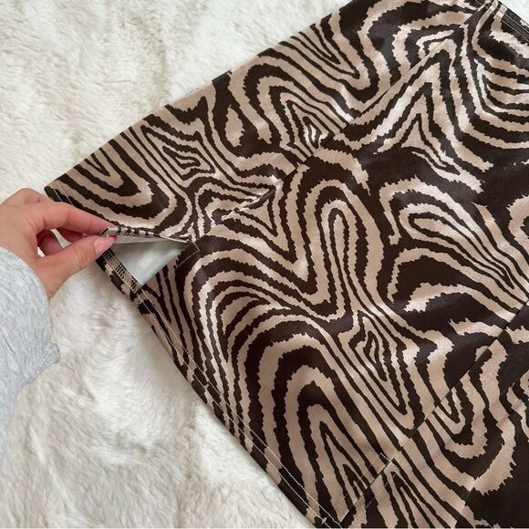 UO Urban Outfitters shiny brown/goldish tan groovy print mini skirt w slits - Picture 4 of 6